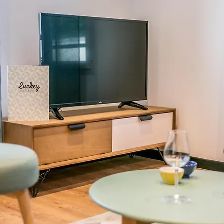 Apartamento Douces Nuits Caennaises - Parking Prive Inclus, Centre *